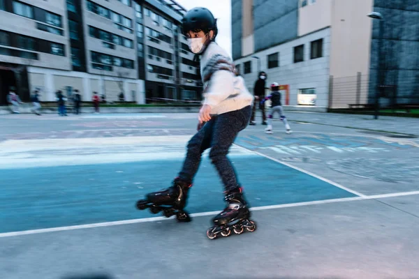 Caucasian boy practises roller skating in a city park — Zdjęcie stockowe