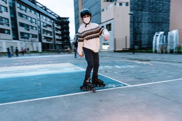 Caucasian boy practises roller skating in a city park — Fotografia de Stock