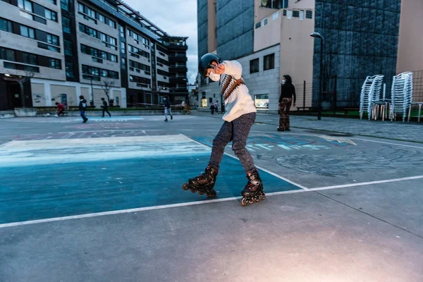 Beyaz çocuk şehir parkında paten çalışıyor. — Stok fotoğraf