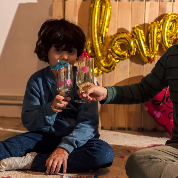 Duas crianças brincam no brinde em comemorar o dia dos namorados — Fotografia de Stock