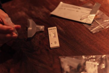 test covis split at home in christmas day