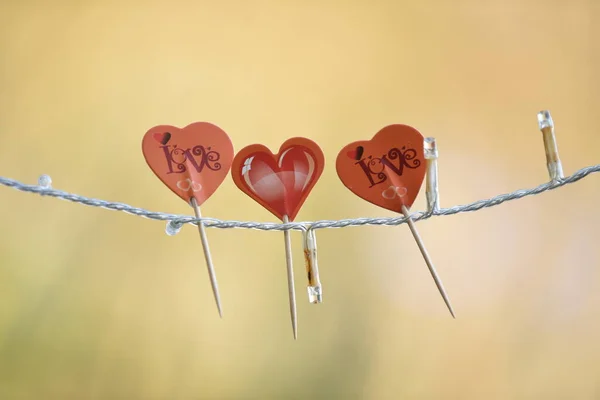 Valentinstag Ornament drei rote Herzen mit difokussiertem Hintergrund — Stockfoto