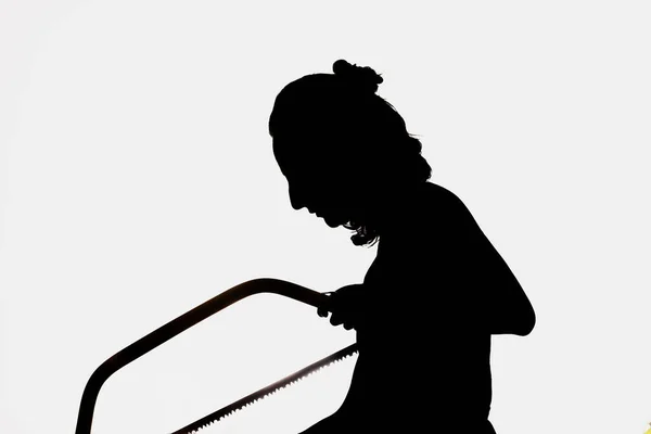 Silhouette einer Frau auf weißem Hintergrund mit einer Säge — Stockfoto