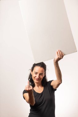 Elinde kötü bir sembol taşıyan beyaz bir kadın.