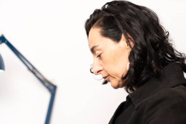 Beyaz arka planda beyaz kadın portresi evden çalışıyor.