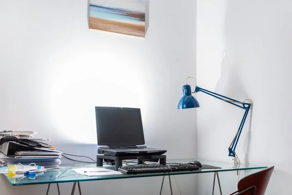 Estação de trabalho home com escritório e computador com lâmpada azul — Fotografia de Stock