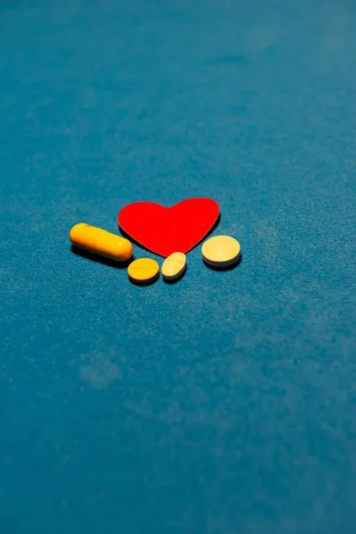 Pillen für psychische Gesundheit mit rotem Herzen — Stockfoto