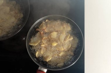 İspanyol omleti yapmak için patates kızartması.