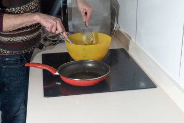 Ekolojik yumurtalarla karıştırılmış İspanyol patates omleti.