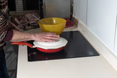 Ekolojik yumurtalarla karıştırılmış İspanyol patates omleti.