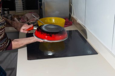 Ekolojik yumurtalarla karıştırılmış İspanyol patates omleti.