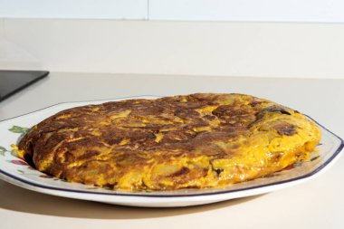 Ekolojik yumurtalarla karıştırılmış İspanyol patates omleti.