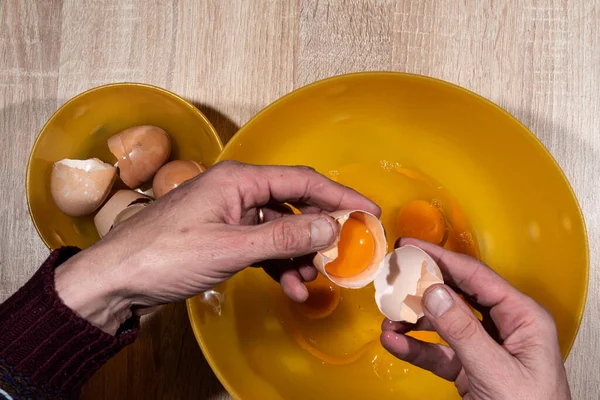 쉬는 시간을 위해 달걀을 준비 한다. — 스톡 사진