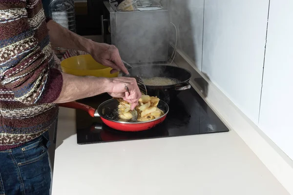 İspanyol omleti yapmak için patates kızartması.