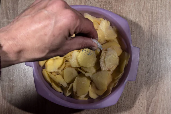 Salgar batatas finas para fazer uma omelete espanhola em casa Imagens De Bancos De Imagens Sem Royalties