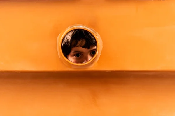 Bambina che guarda attraverso una finestra di barca — Foto Stock