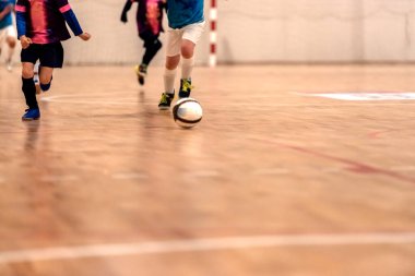 İki oyuncu top için yarışa başlıyor.