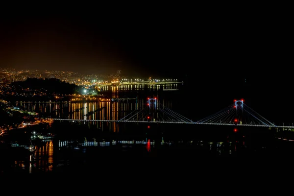 Ночной пейзаж залива с мостом и гаванью — стоковое фото