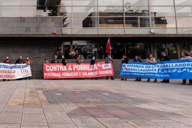 CANGAS, PONTEVEDRA, İSPA - 01 Mayıs 2022: Belediye binası önünde pankartlı işçi günü protestocuları konuşma yapmak için