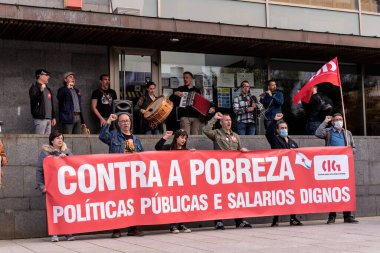 CANGAS, PONTEVEDRA, İSPA - 01 Mayıs 2022: Belediye binası önünde kırmızı pankartıyla işçi günü protestocuları