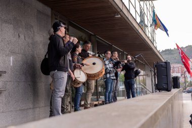 CANGAS, PONTEVEDRA, SPAIN - 01 Mayıs 2022: Geleneksel bir grup 1 Mayıs 2022 'deki olayları kapatır