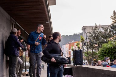 CANGAS, PONTEVEDRA, SPAIN - 01 Mayıs 2022: Geleneksel bir grup 1 Mayıs 2022 'deki olayları kapatır
