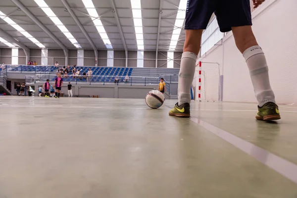 МОАНА ПОНТЕВЕДРА ИСПАНИЯ 7 мая 2022 года Матч областной детской лиги по мини-футболу в павильоне "Домайо" — стоковое фото