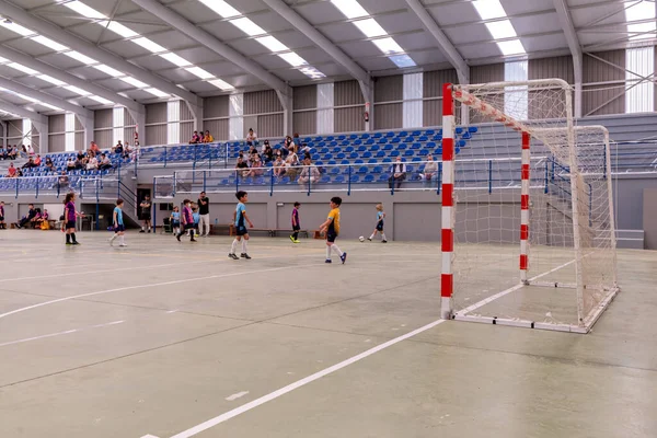 МОАНА ПОНТЕВЕДРА ИСПАНИЯ 7 мая 2022 года Матч областной детской лиги по мини-футболу в павильоне "Домайо" — стоковое фото