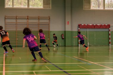 Salceda, Pontevedra, İspanya. 14 Mayıs 2022 Çocuklar kapalı alanda futbol ligi maçı