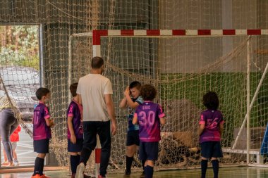 Salceda, Pontevedra, İspanya. 14 Mayıs 2022 Çocuklar kapalı alanda futbol ligi maçı