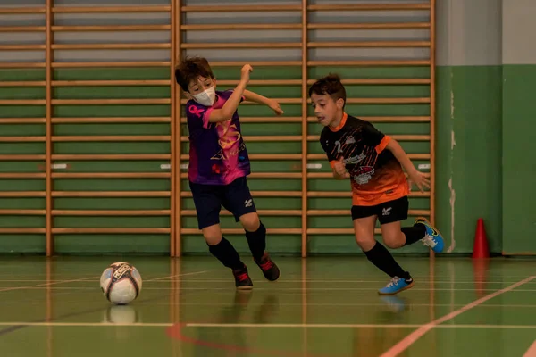 Salceda, Pontevedra, Spain. 14th May 2022. children indoor soccer league match — Stockfoto