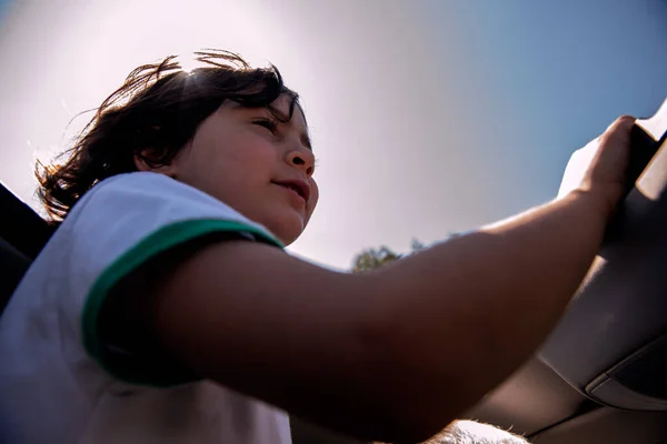 Porträtt av en flicka njuta när du lämnar taket på en bil — Stockfoto