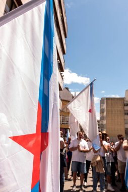 Cangas, Pontevedra, İspanya - Haziran 05. 2022: Temel acil servis eksikliğini ve İspanya 'nın sağlık merkezlerinde doktor eksikliğini protesto etmek amacıyla düzenlenen gösteri