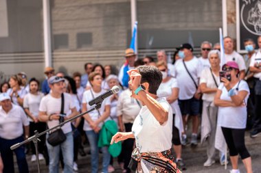 Cangas, Pontevedra, İspanya - Haziran 05. 2022: Temel acil servis eksikliğini ve İspanya 'nın sağlık merkezlerinde doktor eksikliğini protesto etmek amacıyla düzenlenen gösteri