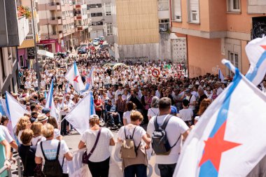 Cangas, Pontevedra, İspanya - Haziran 05. 2022: Temel acil servis eksikliğini ve İspanya 'nın sağlık merkezlerinde doktor eksikliğini protesto etmek amacıyla düzenlenen gösteri