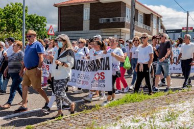 Cangas, Pontevedra, İspanya - Haziran 05. 2022: Temel acil servis eksikliğini ve İspanya 'nın sağlık merkezlerinde doktor eksikliğini protesto etmek amacıyla düzenlenen gösteri