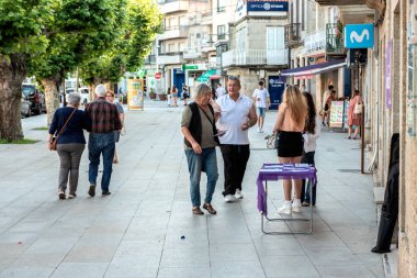 Cangas, Pontevera, İspanya - Haziran, 10, 2022: Podems grubunun üyeleriyle belediye seçimleri bilgi tablosu.