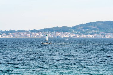 İspanyol sahilindeki su altı balıkçısının elinde şamandıra var.