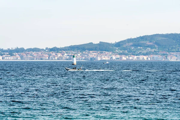 İspanyol sahilindeki su altı balıkçısının elinde şamandıra var.