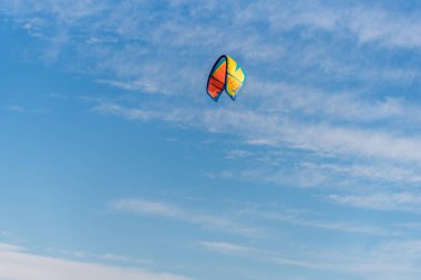 Illa de Arousa, Pontevedra, İspanya - 21 Ocak 2022: Uçurtma uzmanları bir sonraki şampiyonluk için uçurtmalarıyla antrenman yapıyorlar.