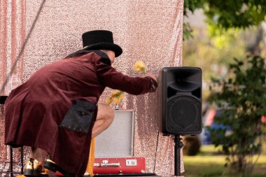 Cangas, Pontevedra, İspanya - Temmuz, 3, 2022 Raquel Veganzones ve Girisho Gordon şirketlerinin Somos Circo oyununun galasında astronotlar.