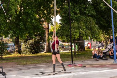 Cangas, Pontevedra, İspanya - Temmuz, 3, 2022 Raquel Veganzones of the company destronauts in the premiere of their play somos circo.