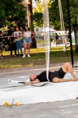 Cangas, Pontevedra, İspanya - Temmuz, 3, 2022 Raquel Veganzones ve Girisho Gordon şirketlerinin Somos Circo oyununun galasında astronotlar.