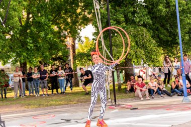 Cangas, Pontevedra, İspanya - Temmuz, 3, 2022 Raquel Veganzones of the company destronauts in the premiere of their play somos circo.