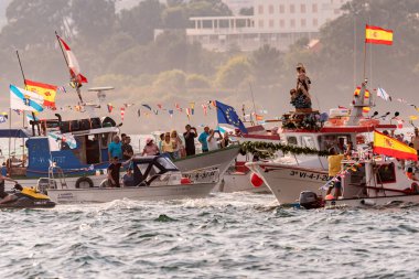 Vigo Körfezi, Pontevedra, İspanya 16 Temmuz 2022: Bakire del Carmen gününde denizcilerin geleneksel geçit töreni