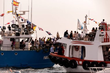 Vigo Körfezi, Pontevedra, İspanya 16 Temmuz 2022: Bakire del Carmen gününde denizcilerin geleneksel geçit töreni