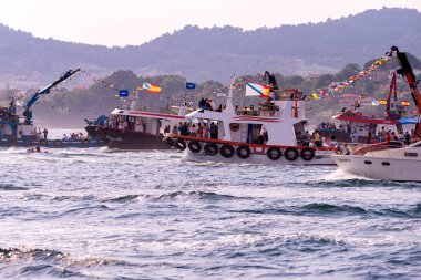 Vigo Körfezi, Pontevedra, İspanya, 16 Temmuz 2022: Bakire del Carmen gününde denizcilerin geleneksel kutlamalarına katılan gemiler