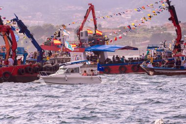 Vigo Körfezi, Pontevedra, İspanya, 16 Temmuz 2022: Bakire del Carmen gününde denizcilerin geleneksel kutlamalarına katılan gemiler