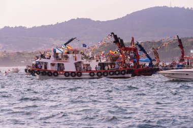 Vigo Körfezi, Pontevedra, İspanya, 16 Temmuz 2022: Bakire del Carmen gününde denizcilerin geleneksel kutlamalarına katılan gemiler