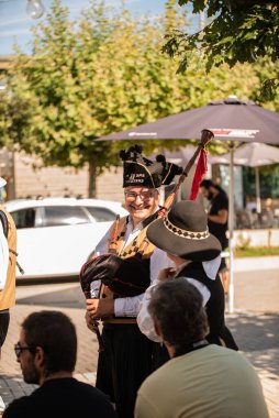 Santiago de Compostela, İspanya 18-2022: Galiçyalı geleneksel dans grubu Ukrayna ve Galiçya arasındaki kültürel buluşmanın kutlaması için sahne alacak.